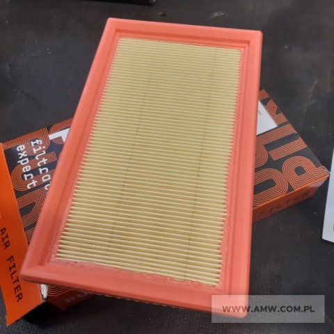 Części samochodowe - pakiet zawierający 38 poz. asort. (wg oddzielnego wykazu), w tym m.in.: filtry, szczęki hamulcowe, klocki hamulcowe itp. 